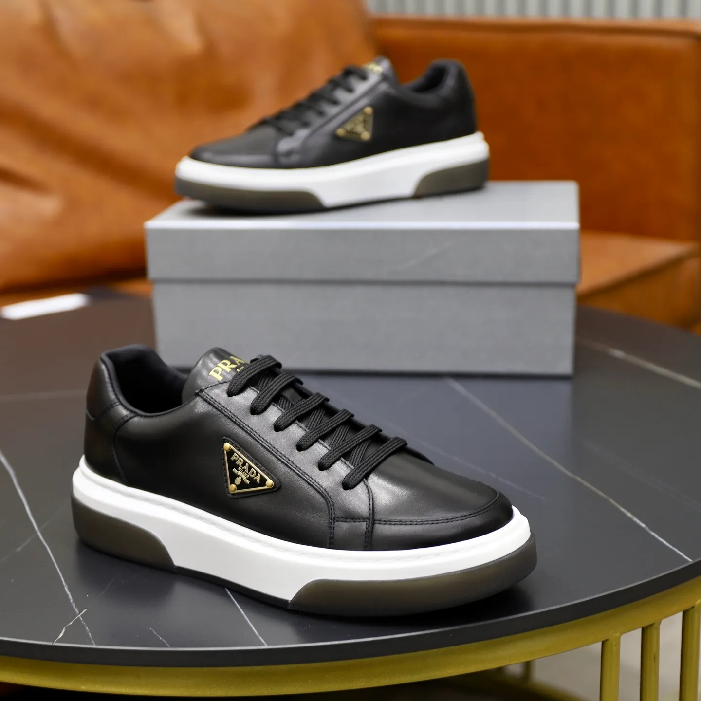 Factory price: 700💰Top original order Brand: PRADA (Prada) Standard code: Men's size 38/44 (45 can be customized) Grade: Same as the official website Material: Original cowhide stitching imported cowhide lining Original combination two-color wear-resistant soft outsole Style category: Leisure and sports version Young fashion European and American trend British style Color: Actual picture color